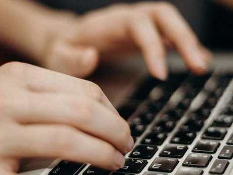 Technicien au travail sur un poste informatique